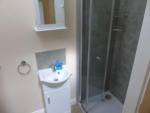 een badkamer met een wastafel en een douche bij The Retreat in York