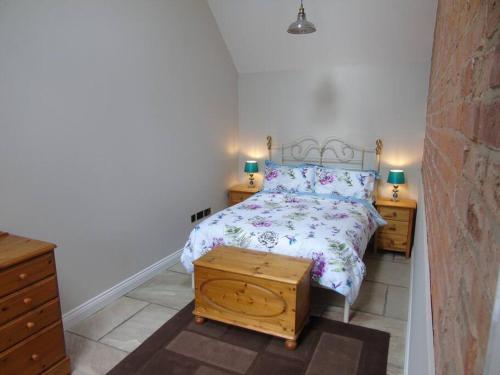 um quarto com uma cama e duas mesas de cabeceira em The Retreat em York