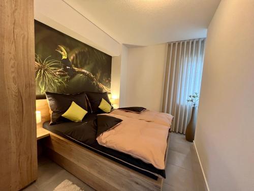 een slaapkamer met een bed met een schilderij aan de muur bij NEU 2023: Ferienwohnung THEO in Leinefelde