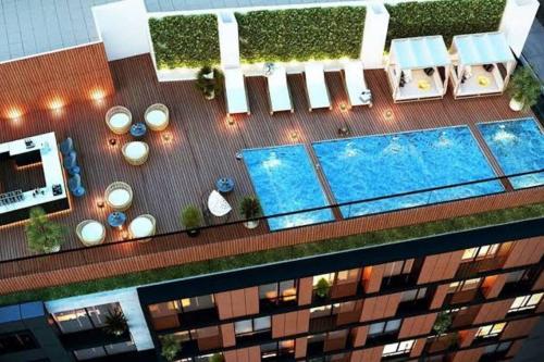 an overhead view of a building with a swimming pool at Departamento con hermosa vista, céntrico y piscina in Lima