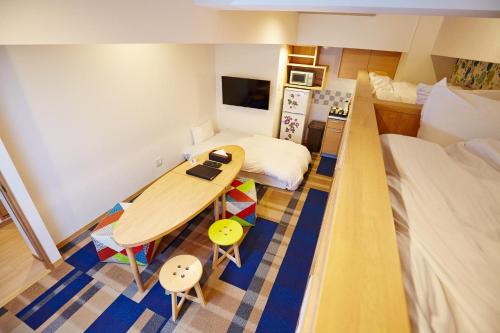 ein kleines Zimmer mit einem Tisch und einem Bett in der Unterkunft Hotel Sanriiott Kitahama - Vacation STAY 33498v in Osaka