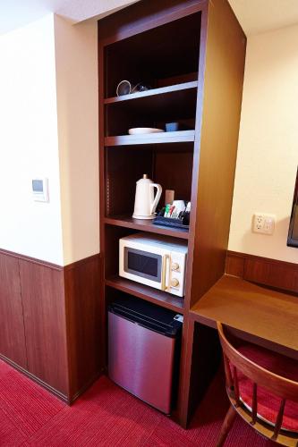 大阪市にあるHotel Sanriiott Kitahama - Vacation STAY 33534vの電子レンジ付きのキッチンが備わる客室です。