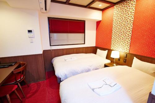 大阪市にあるHotel Sanriiott Kitahama - Vacation STAY 33534vのベッド2台、デスク、窓が備わる客室です。
