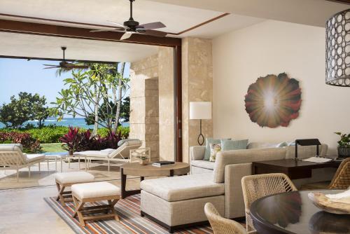 ein Wohnzimmer mit einem Sofa und einem Tisch in der Unterkunft Dorado Beach, a Ritz-Carlton Reserve in Dorado