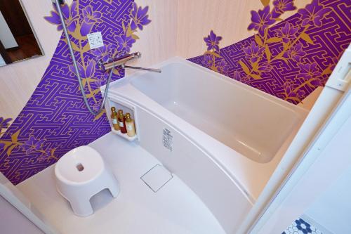 baño con aseo blanco y papel pintado de color púrpura en Hotel Sanriiott Kitahama - Vacation STAY 33524v en Osaka