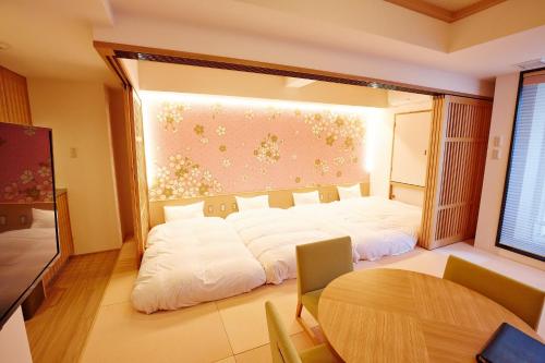 una camera con un grande letto bianco di Hotel Sanriiott Kitahama - Vacation STAY 33509v ad Osaka