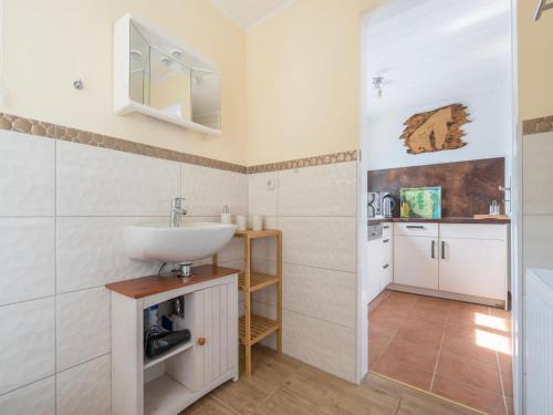 La salle de bains est pourvue d'un lavabo et d'un miroir. dans l'établissement Snug Bungalow in Insel Poel Germany near Beach, à Fährdorf