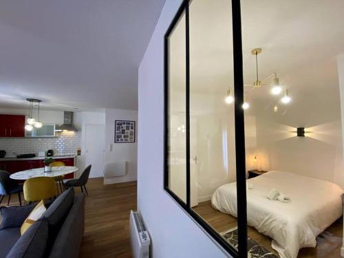 una camera da letto con un letto e un soggiorno di Proche festival - centre - lave-linge - wifi fibre ad Avignone