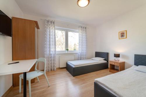 - une chambre avec un lit et un bureau dans l'établissement Mario Pokoje - Apartamenty, à Jastarnia