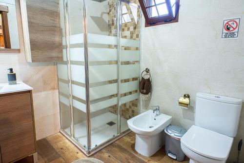 A bathroom at Las Cuevitas del Gamonal