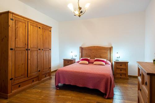ein Schlafzimmer mit einem Bett mit zwei Kissen darauf in der Unterkunft Las Cuevitas del Gamonal in Santa Brígida