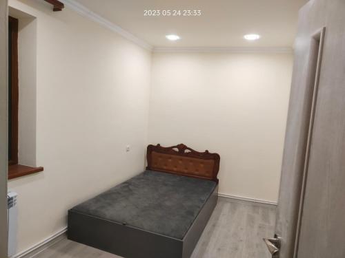 une chambre avec un lit dans l'angle d'une pièce dans l'établissement Ha-Li, à Argavand
