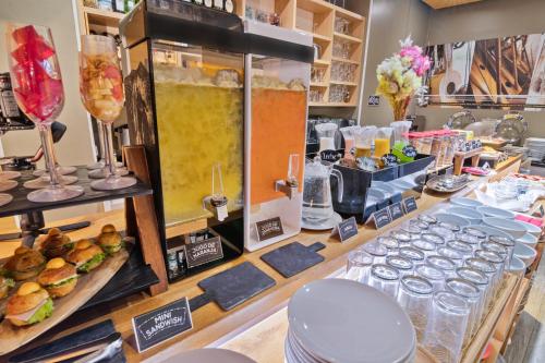 a bakery with a buffet of food and drinks at GHL Style Yopal in Yopal