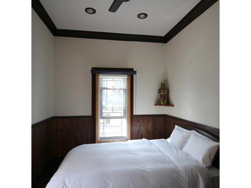 um quarto com uma cama branca e uma janela em Hakodate Classic Hotels Ai - Vacation STAY 41166v em Hakodate