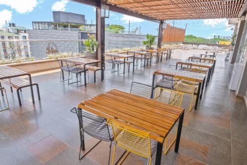 a row of tables and chairs on a patio at GHL Style Yopal in Yopal