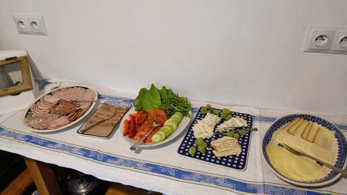 une table avec trois assiettes de nourriture dessus dans l'établissement Lusatia Farm, à Leśna