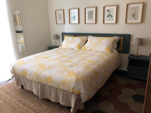 a bedroom with a bed with a yellow and white comforter at Casa Vacanze Labiena 129 in Laveno