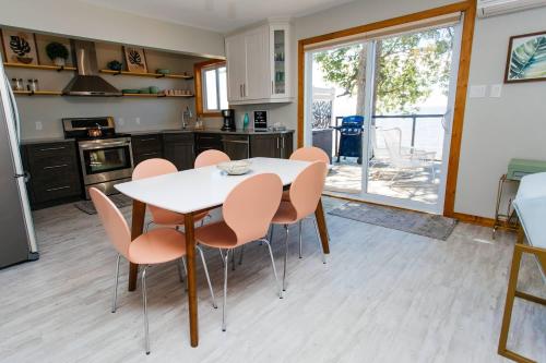 Η κουζίνα ή μικρή κουζίνα στο The Finch Beach Resort