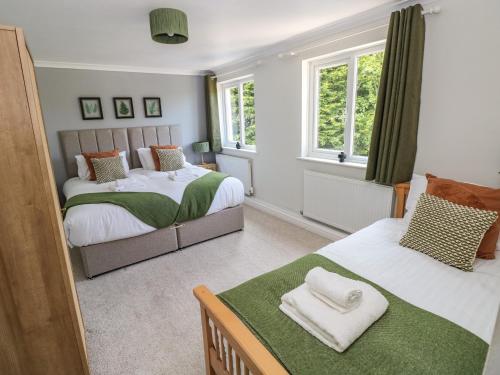A bed or beds in a room at Teifi Villa