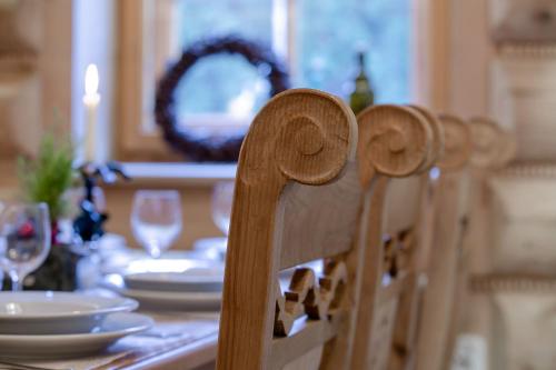 a dining room table with plates and glasses and a mirror at Góralski Gościniec & SPA in Poronin