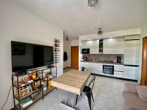 uma sala de estar com uma mesa e uma cozinha em Fit house -appartamento- em Latina