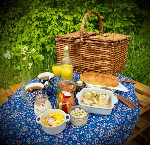 uma mesa de piquenique com uma cesta de comida e pão em Maringotka Za Trnkou 