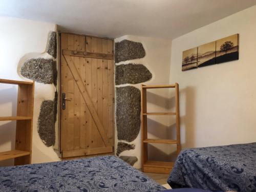 una camera con una porta in legno e un letto di Quinta Das Flores a Tábua