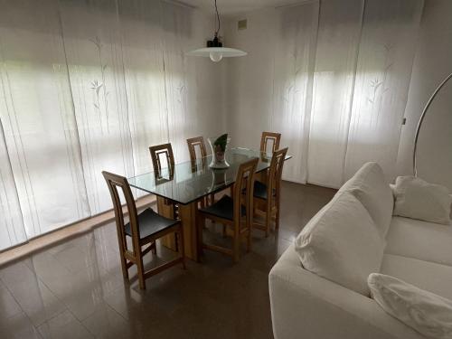 - une salle à manger avec une table, des chaises et un canapé dans l'établissement La Casa degli Orologi, à Belluno