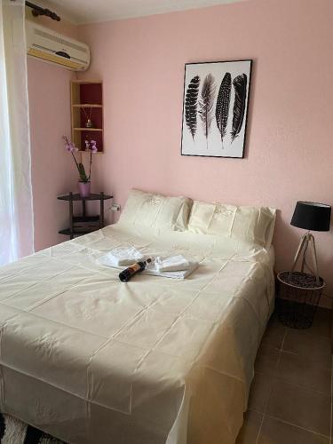 un lit blanc avec un couteau sur le dessus dans l'établissement Apartman Snezana Kalimanj, à Tivat