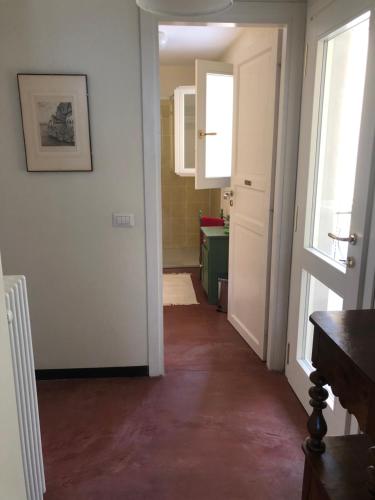 a room with a hallway with a door and a sink at Casa Vacanze Labiena 129 in Laveno