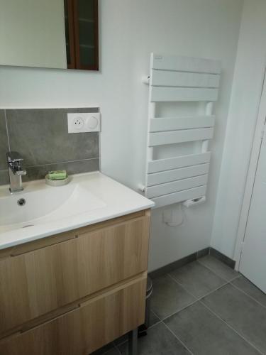 une salle de bain avec un lavabo et un miroir dans l'établissement Maison Carn Portsall, à Ploudalmézeau