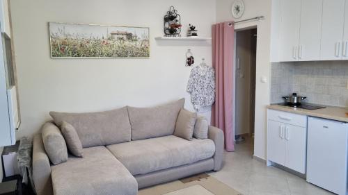 Dapur atau dapur kecil di GreenHill-1 Sutomore Apartm