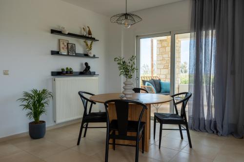 una mesa de comedor y sillas en una habitación en Ros Solis Luxure House, en La Canea