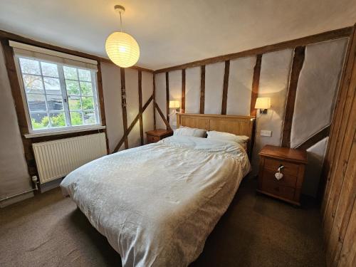 Un pat sau paturi într-o cameră la Perfectly Located Pretty Cottage