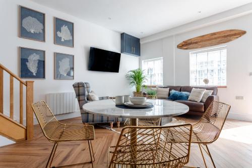 TV a/nebo společenská místnost v ubytování Boutique Old Sea Stable - 1 minute from beach