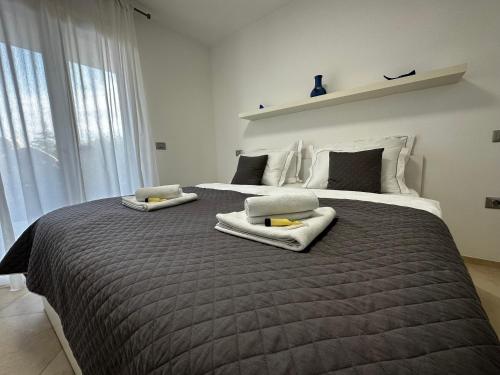 een slaapkamer met twee bedden met kussens erop bij Sea Star Apartment in Koper