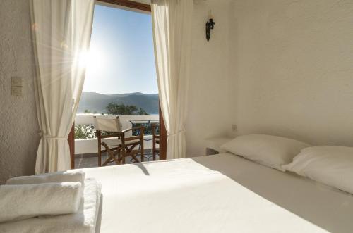 Postel nebo postele na pokoji v ubytování Elounda Island Villas