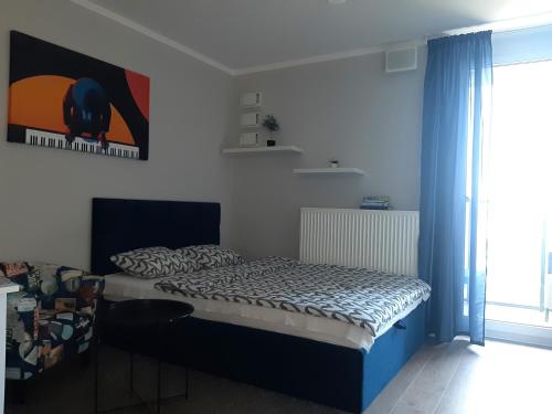 Un dormitorio pequeño con una cama y una ventana. en Apartament Pianista, en Varsovia