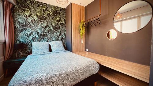 sypialnia z łóżkiem i dużym lustrem w obiekcie Lost inn Lyon Part dieu -Entre centre ville et gare part dieu -Netflix w mieście Lyon