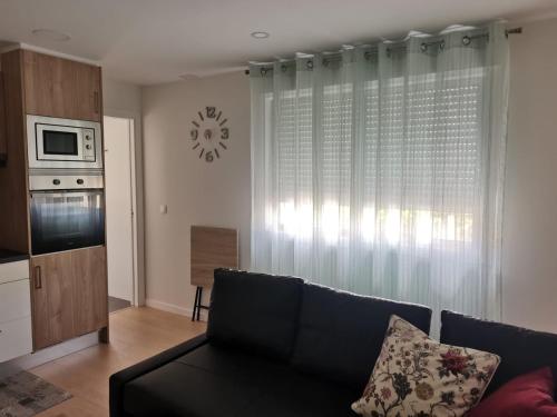 a living room with a couch and a microwave at Ideal parejas in Moaña