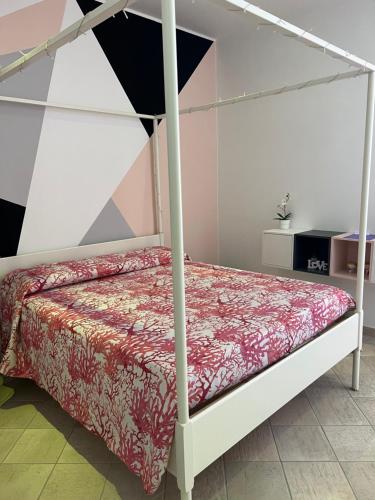 - une chambre avec des lits superposés et un couvre-lit rouge dans l'établissement B&B Il Corallo, à Terracine