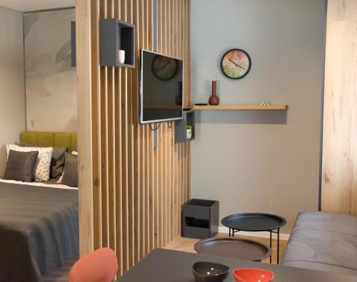 um quarto com uma cama e uma televisão na parede em Old Town Premium Apartments em Mostar