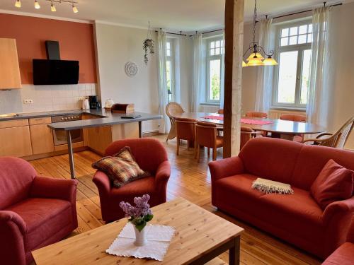 uma sala de estar com dois sofás e uma mesa em Landgut Oberhof em Klütz