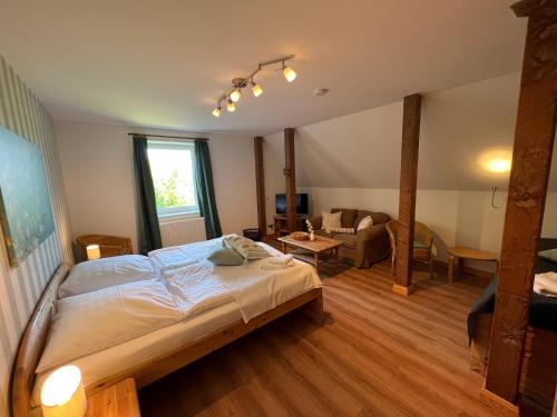 クリュツにあるLandgut Oberhofのベッドルーム1室(ベッド1台付)、リビングルームが備わります。
