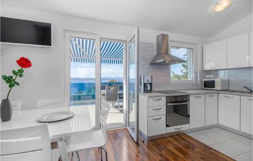 2 Bedroom Cozy Apartment In Dramalj