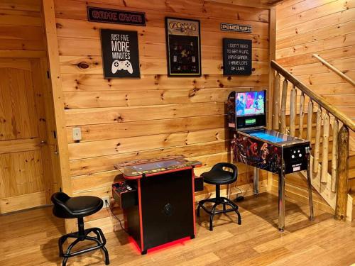 une chambre avec une console de jeux vidéo et deux tabourets dans l'établissement * 3 Master BR, Views, Theater, Arcade, Pinball, à Gatlinburg