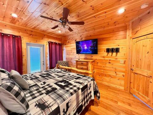 - une chambre avec un lit et un ventilateur de plafond dans l'établissement * 3 Master BR, Views, Theater, Arcade, Pinball, à Gatlinburg