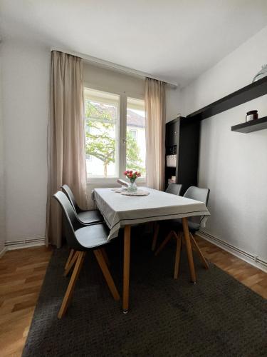 comedor con mesa, sillas y ventana en 1 Room Apartment in City of Hannover, en Hannover
