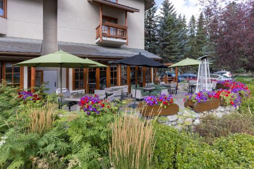 Κήπος έξω από το Banff Caribou Lodge and Spa