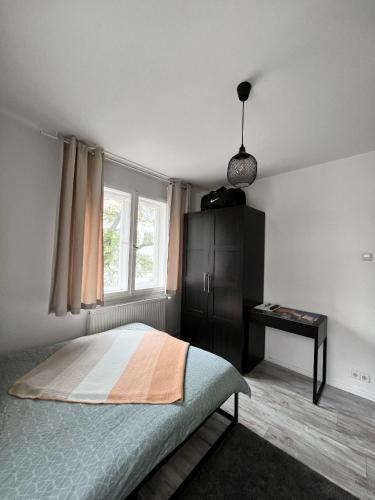 1 dormitorio con cama y ventana en 1 Room Apartment in City of Hannover, en Hannover